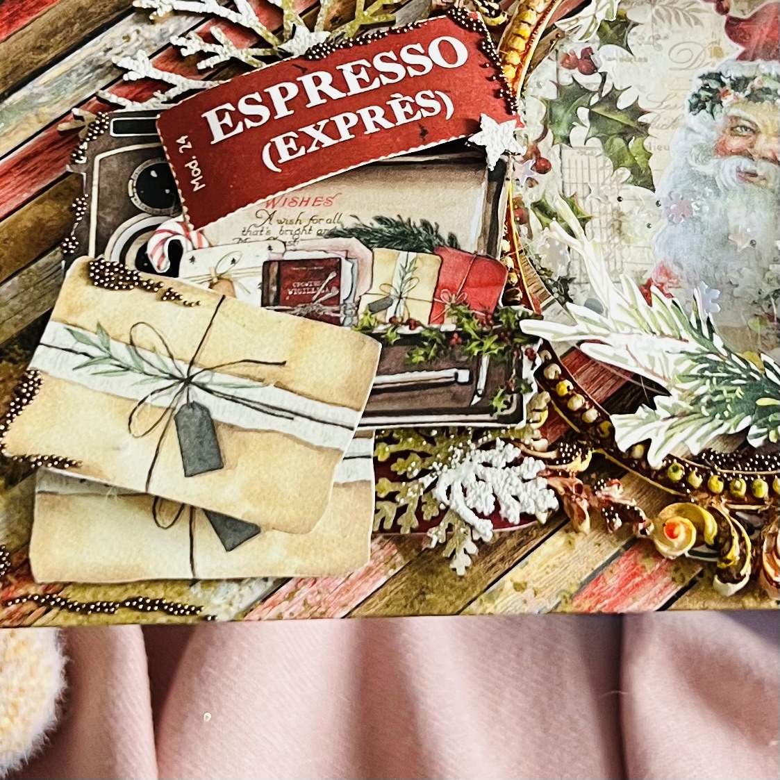 Decorations with delicate golden balls with the inscription express