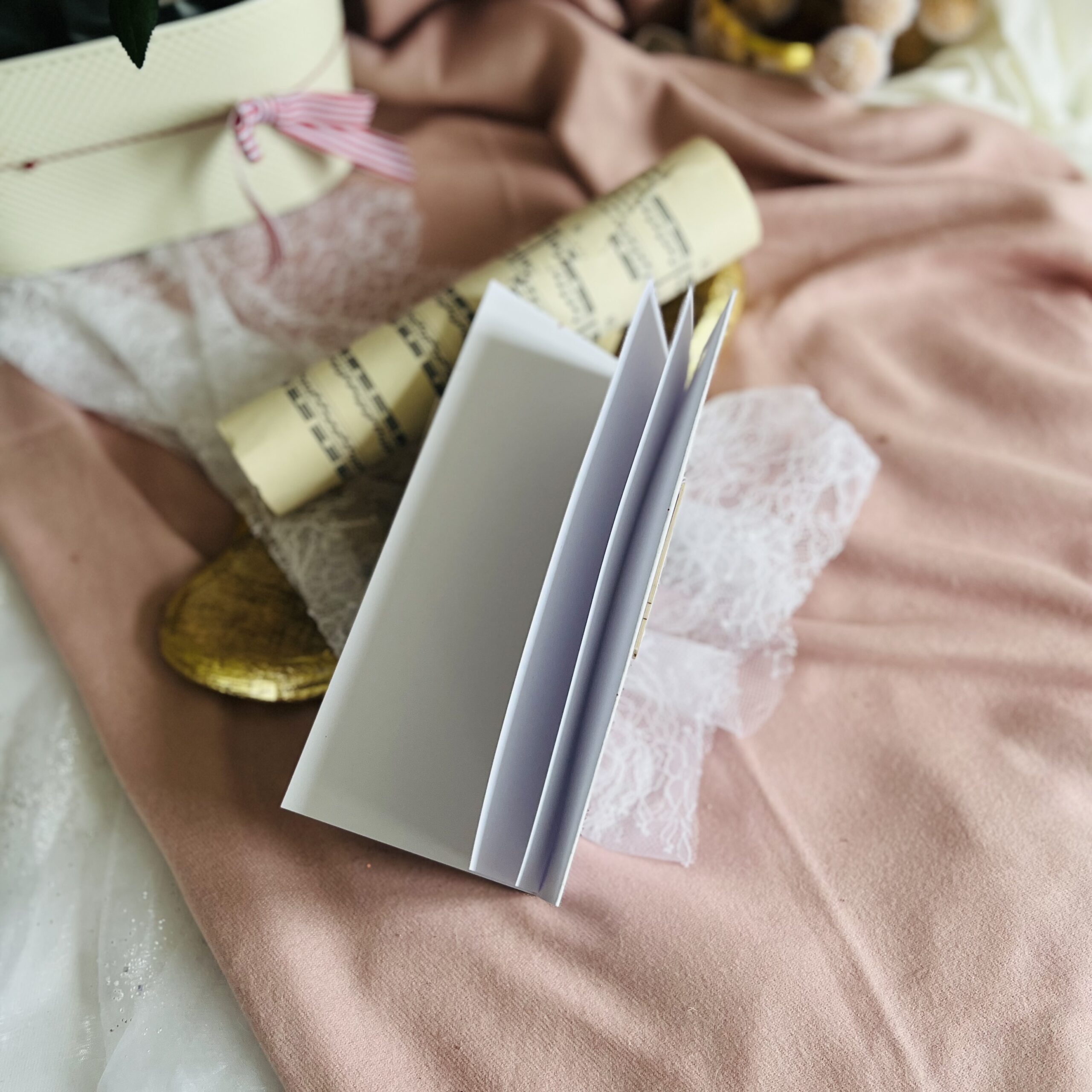 Luxurious hadcrafted Valetines Card Elegant decorative box for the Valentines Day card,featuring a sophistcated desing perfect for gifting